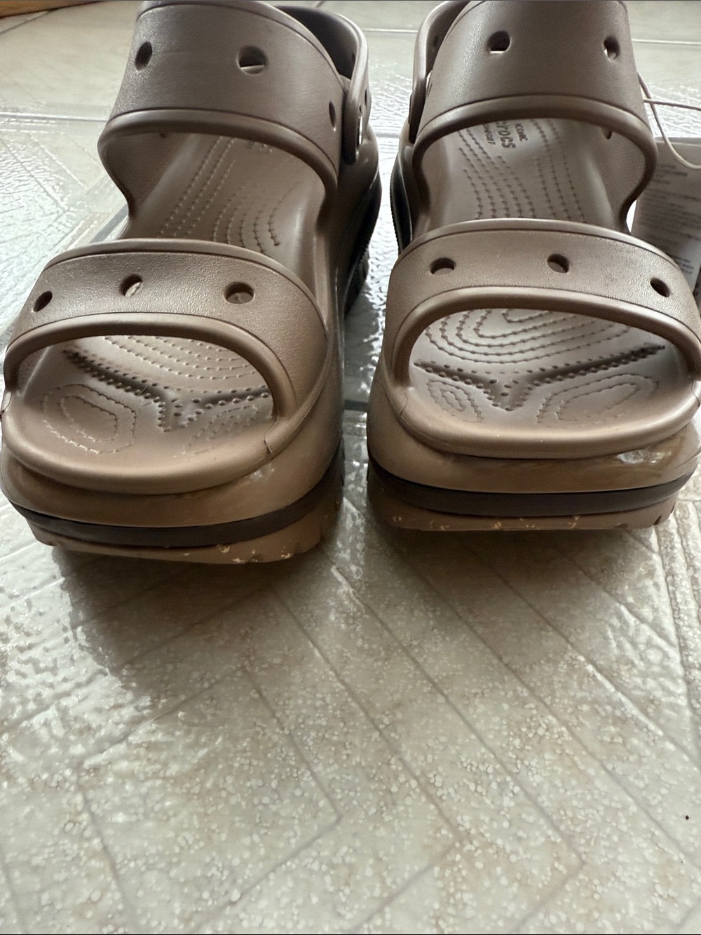 CROCS Woman’s beige size 10 W Sandel - Picture 6 of 12